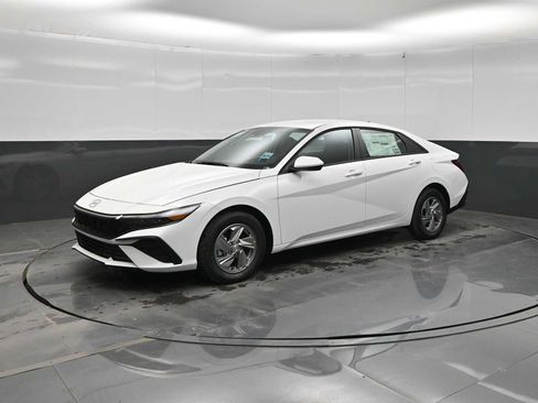 New 2026 Hyundai Elantra SE FWD image 4