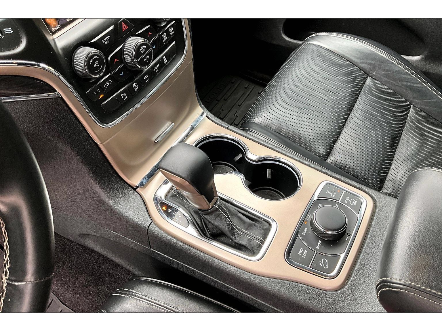 Used 2016 Jeep Grand Cherokee Overland AWD/4WD image 28