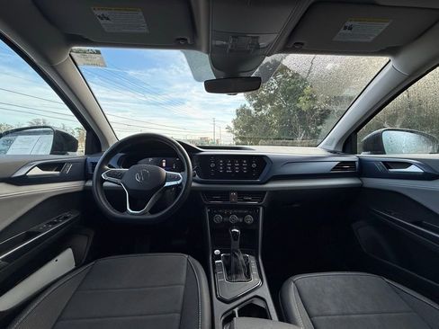 Certified 2024 Volkswagen Taos SE image 17