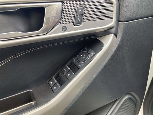 Used 2022 Ford Explorer XLT w/ Equipment Group 202A image 12