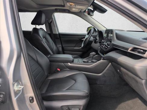 Used 2023 Toyota Highlander XLE image 23