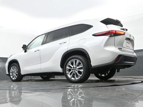 Used 2025 Toyota Highlander Limited FWD image 25
