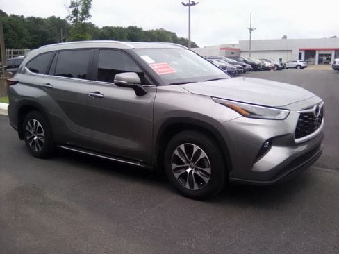 Used 2025 Toyota Highlander XLE FWD image 1