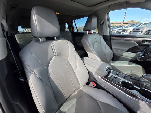 Used 2023 Toyota Highlander Limited image 13