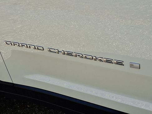 New 2025 Jeep Grand Cherokee Limited w/ Trailer Tow Package image 15