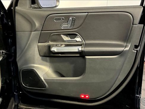 Used 2026 Mercedes-Benz GLB 250 4MATIC image 23