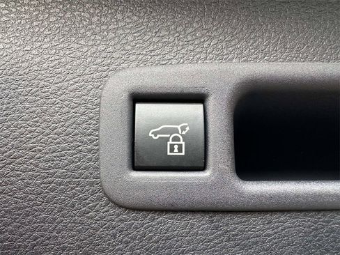 Used 2025 Toyota Sienna Platinum image 13