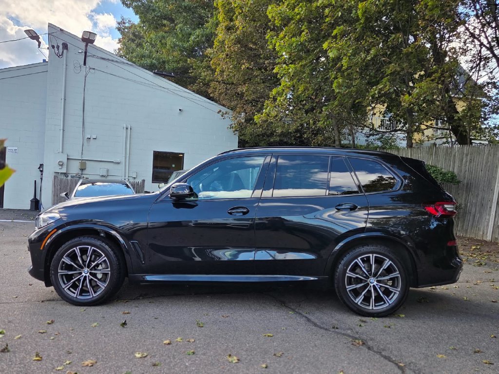 Used 2022 BMW X5 xDrive40i w/ M Sport Package AWD/4WD image 3