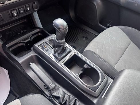 Used 2022 Toyota Tacoma TRD Off-Road image 24