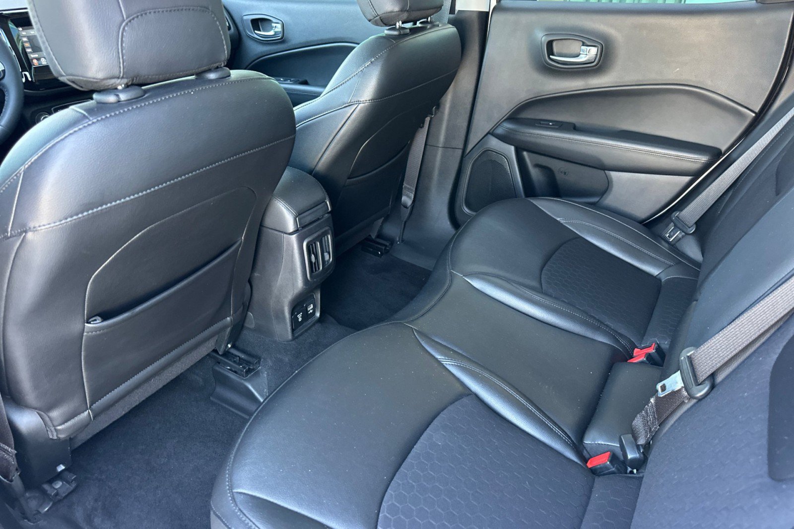 Used 2019 Jeep Compass Latitude FWD image 13