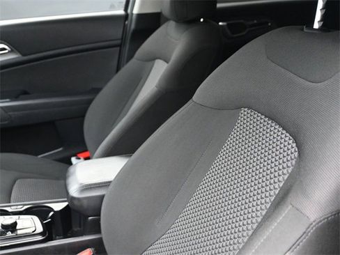 Used 2023 Kia Sportage LX image 8