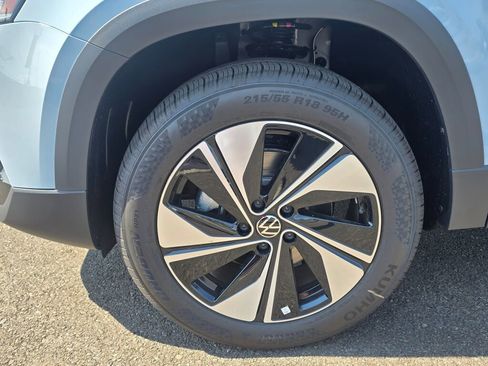 New 2025 Volkswagen Taos SE image 11