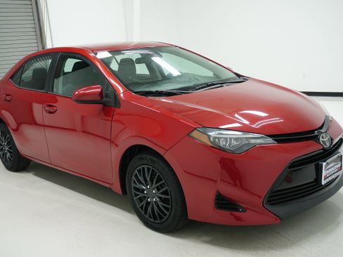 Used 2017 Toyota Corolla LE image 3