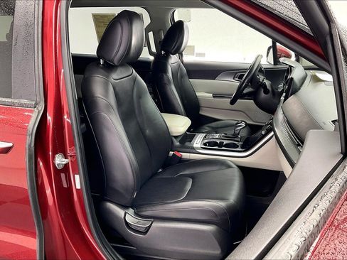 Used 2023 Kia Carnival LX image 6
