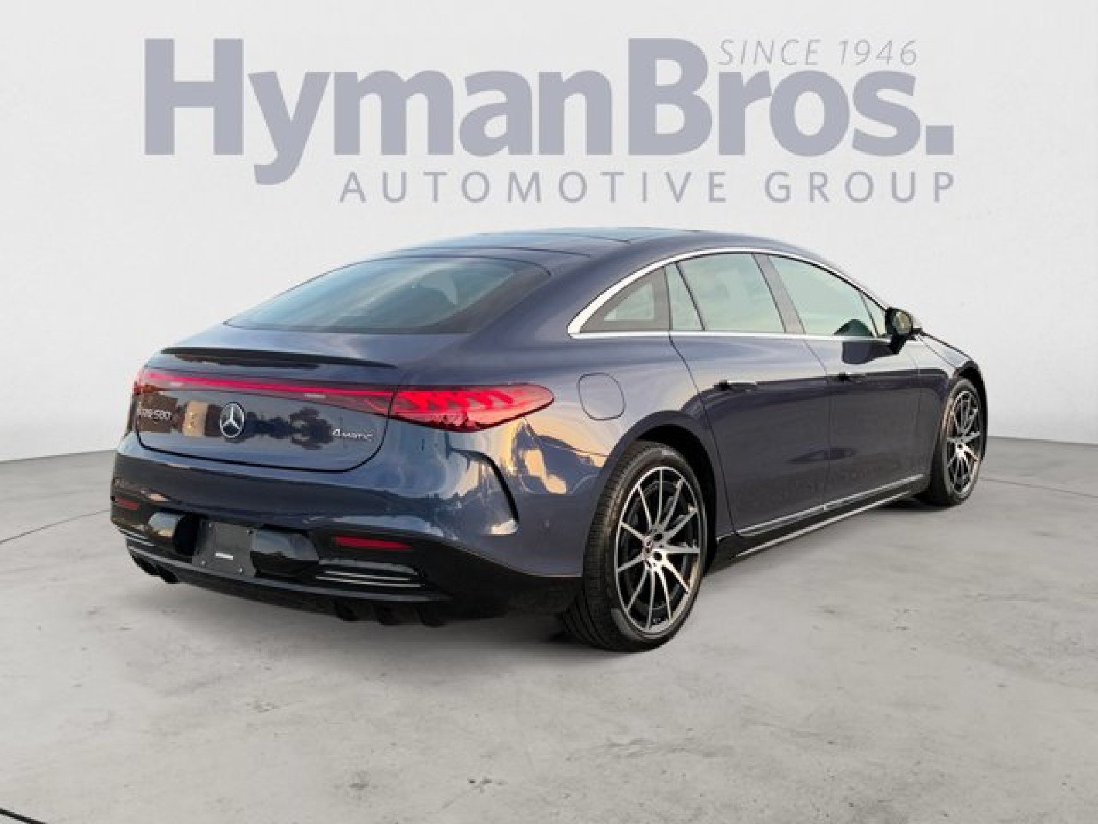 Used 2022 Mercedes-Benz EQS 580 4MATIC Sedan w/ Pinnacle Trim Package image 3