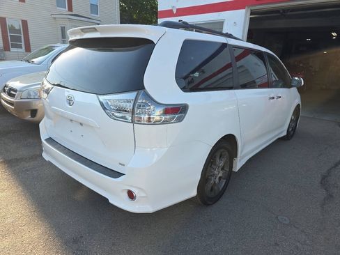 Used 2015 Toyota Sienna SE FWD image 5