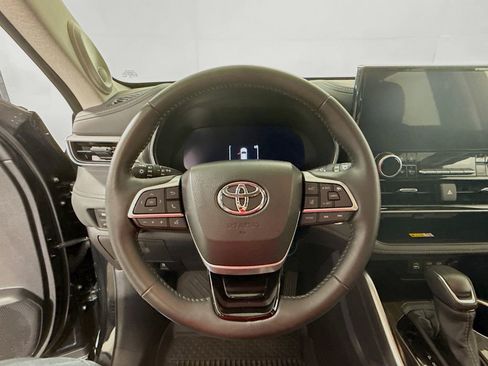 Certified 2024 Toyota Highlander Platinum AWD/4WD image 12
