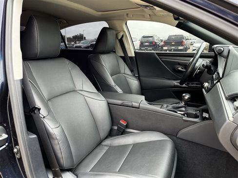 Used 2025 Lexus ES 300h w/ Premium Package image 25