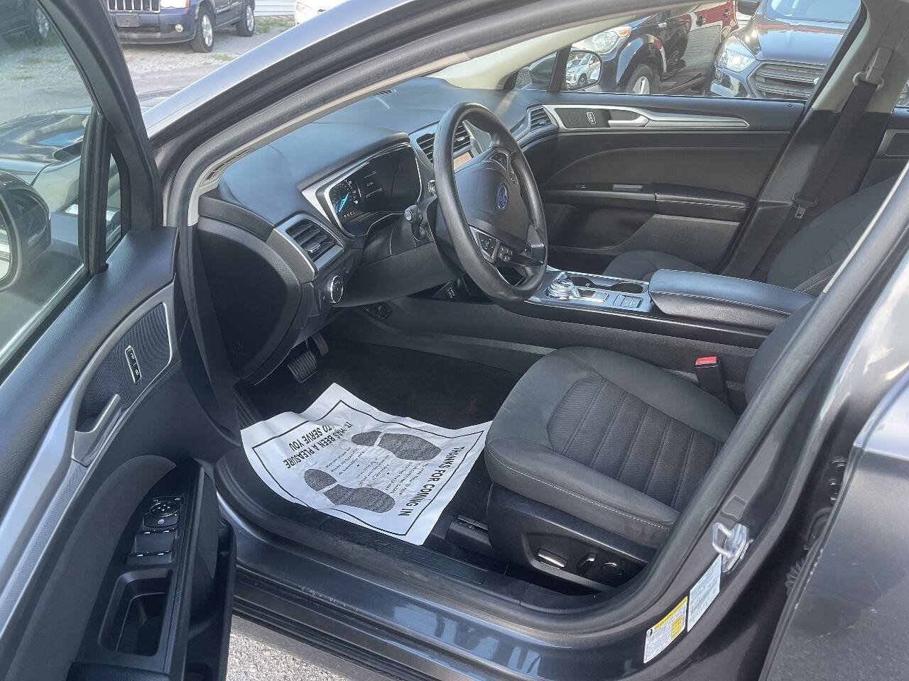 Used 2020 Ford Fusion SE FWD image 10