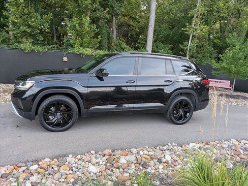 Used 2023 Volkswagen Atlas SE w/ Panoramic Sunroof Package FWD image 2