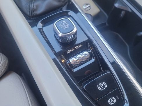 Used 2018 Volvo XC60 T5 Inscription image 25