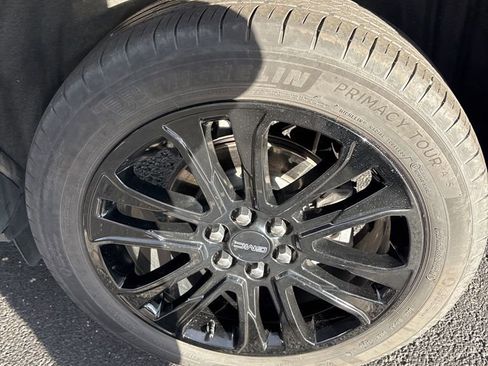 Used 2023 GMC Acadia SLE w/ Driver Convenience Package image 11