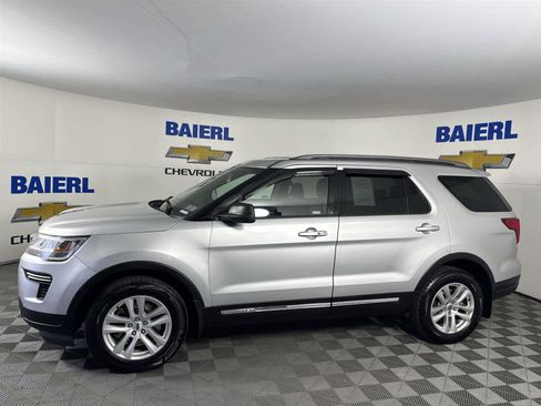 Used 2018 Ford Explorer XLT image 2
