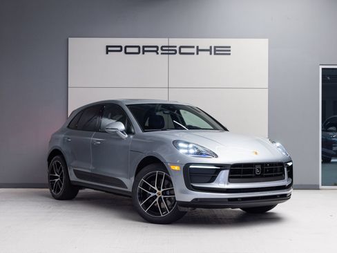 Certified 2026 Porsche Macan AWD/4WD image 9
