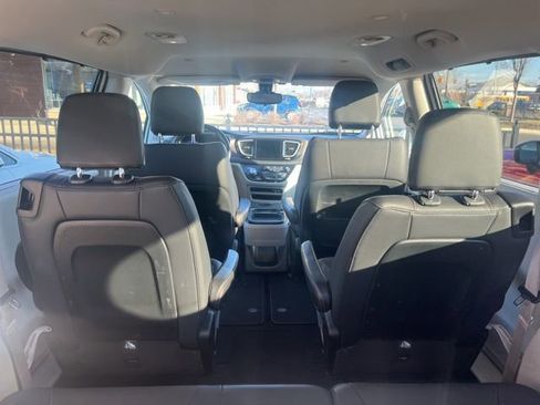 Used 2017 Chrysler Pacifica Touring-L image 20