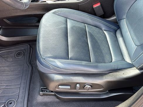 Used 2022 Chevrolet Bolt EUV LT w/ Convenience Package image 22