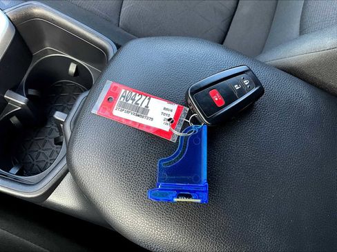 Used 2025 Toyota RAV4 XLE image 31