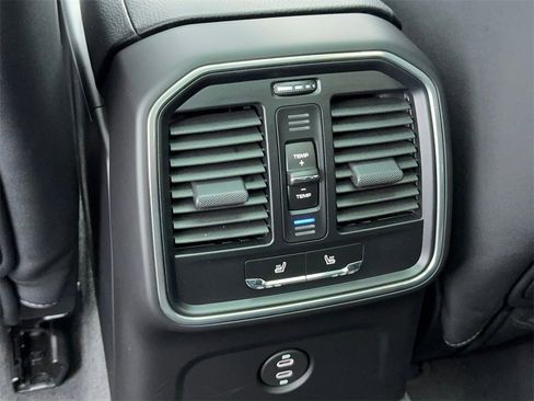 Used 2025 Porsche Macan w/ Premium Package Plus image 40