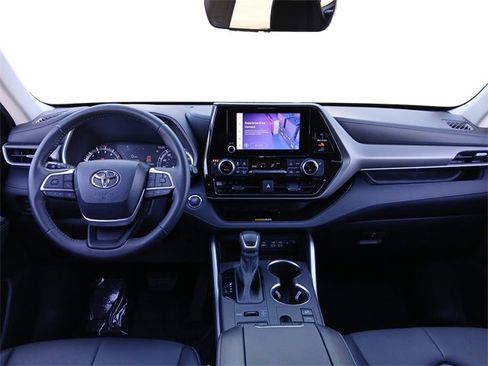 Certified 2023 Toyota Highlander XLE image 23