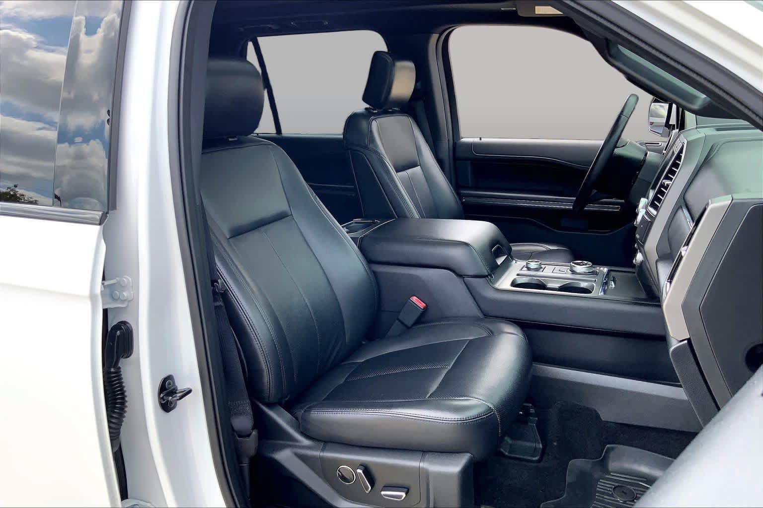 Used 2019 Ford Expedition XLT w/ Equipment Group 202A AWD/4WD image 9