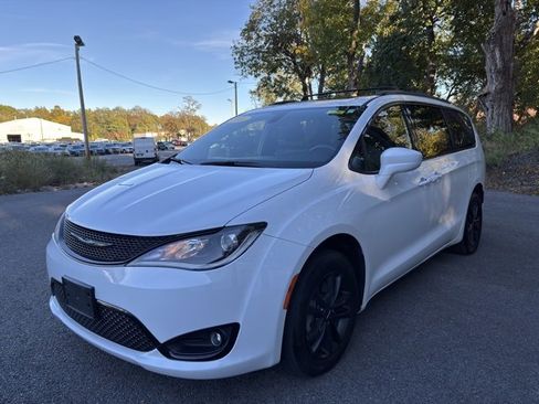 Used 2020 Chrysler Pacifica Touring-L image 5