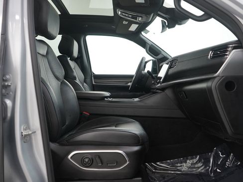 Used 2023 Jeep Wagoneer L Series II w/ Premium Group I image 11