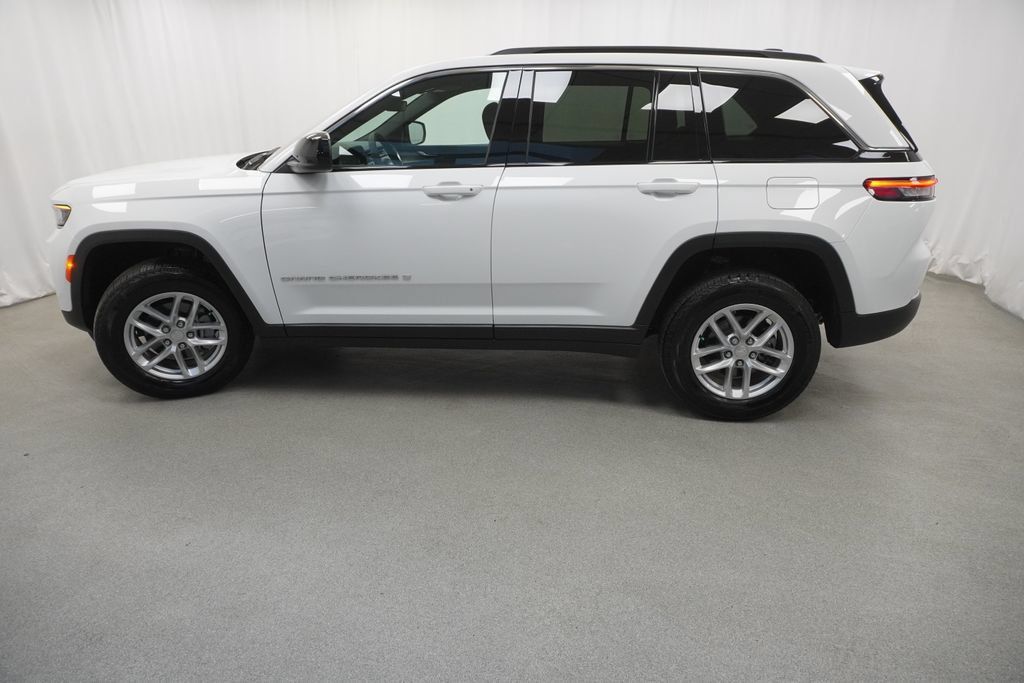 Certified 2025 Jeep Grand Cherokee Laredo X AWD/4WD image 30