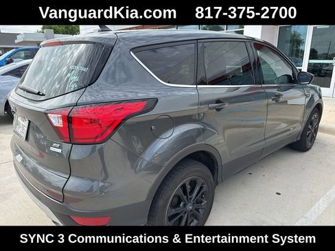 Used 2019 Ford Escape SE image 2