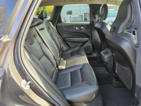 Certified 2025 Volvo XC60 B5 Core image 12
