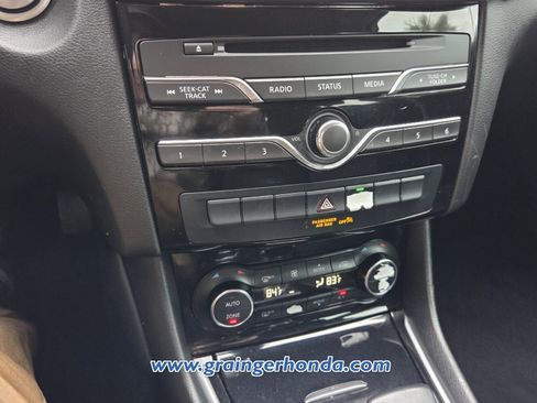 Used 2018 INFINITI QX30 image 19