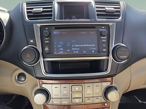 Used 2013 Toyota Highlander Limited image 22