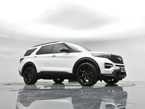 Certified 2023 Ford Explorer ST-Line w/ Class IV Trailer Tow Package image 4