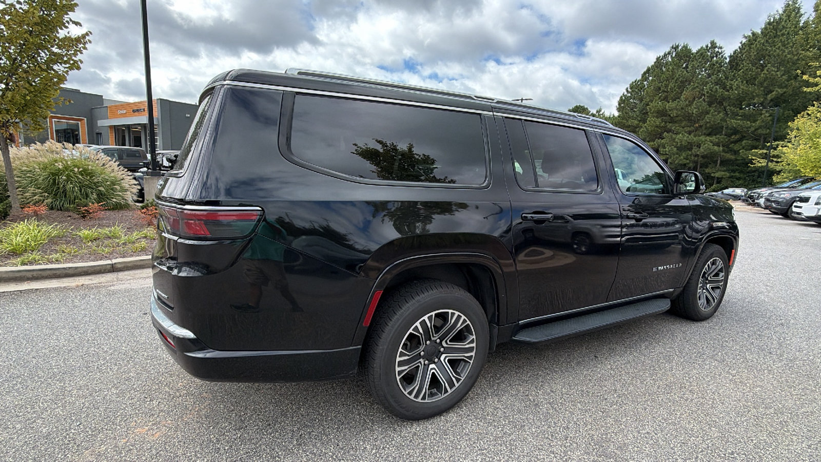Used 2024 Jeep Wagoneer L Series II w/ Flexible Seating Group AWD/4WD image 8