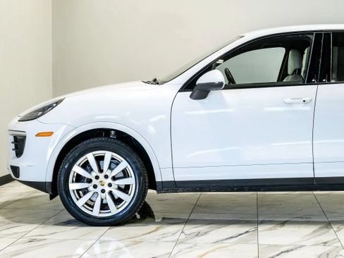 Used 2017 Porsche Cayenne AWD/4WD image 18