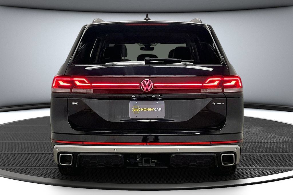 Used 2024 Volkswagen Atlas Peak Edition SE AWD/4WD image 5