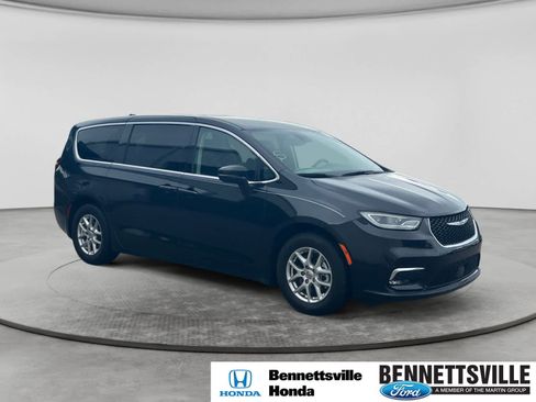 Used 2023 Chrysler Pacifica Touring-L FWD image 3