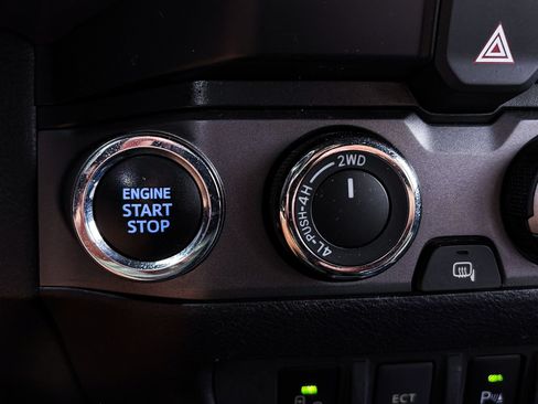 Used 2021 Toyota Tacoma TRD Off-Road w/ Technology Package AWD/4WD image 7