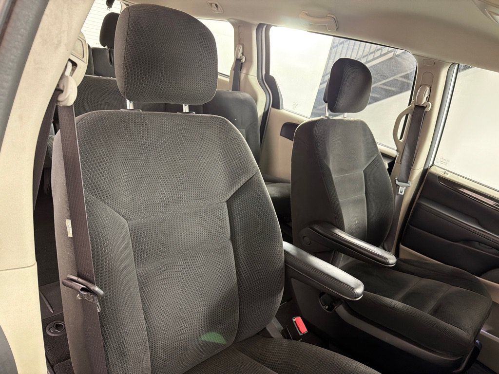 Used 2016 Dodge Grand Caravan American Value Package w/ UConnect Hands-Free Group FWD image 21