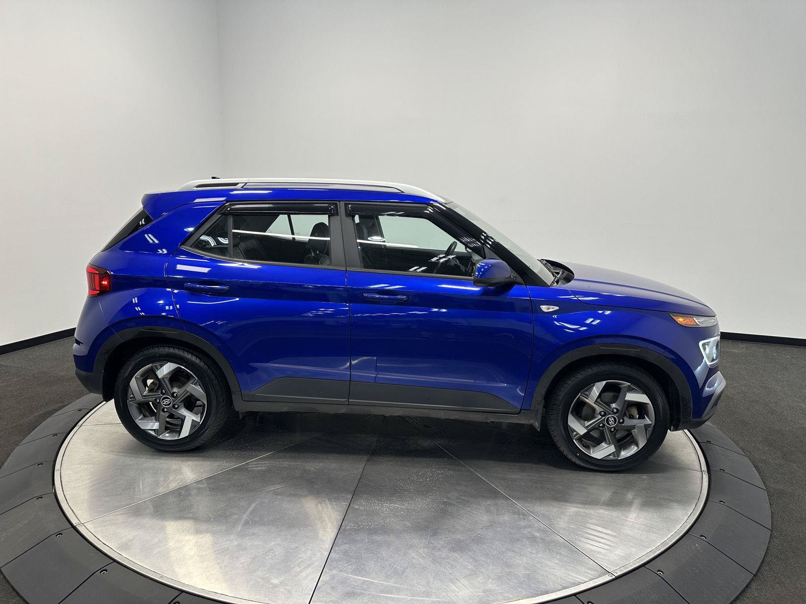 Used 2022 Hyundai Venue Limited FWD image 8