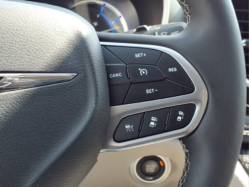 Used 2024 Chrysler Pacifica Limited FWD image 11